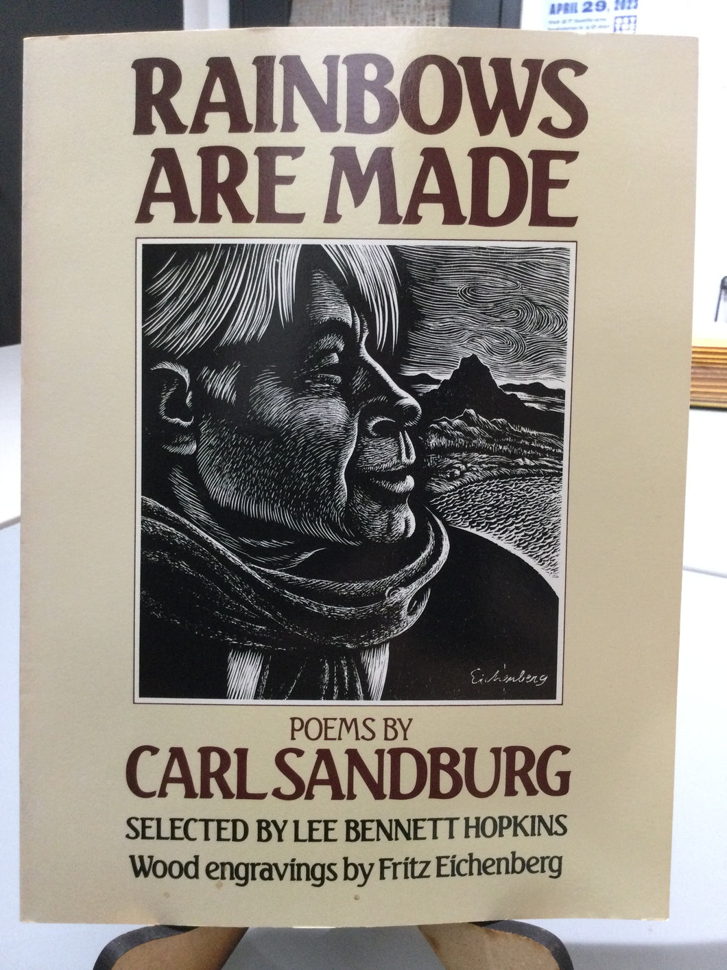 [Rare] Sandburg, Carl: Rainbows are Made [used paperback]